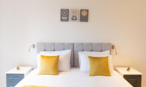 Modern Apartment in Centre of St Albans - Close to London Heathrow Airport & Luton Airport - short walk to St Albans city centre, St Albans Cathedral, Train Station, 15mins drive to Harry Potter World
